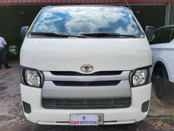 2015 Toyota Hiace 2.5 Commuter Captain Seats M/T - Image 2