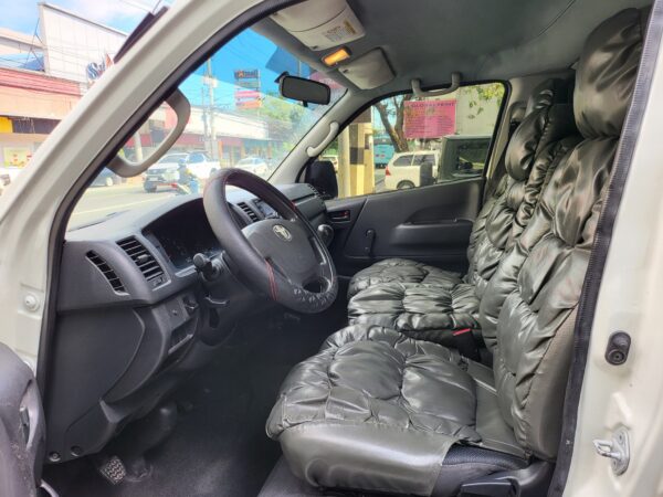 2015 Toyota Hiace 2.5 Commuter Captain Seats M/T - Image 11