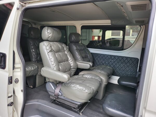 2015 Toyota Hiace 2.5 Commuter Captain Seats M/T - Image 13