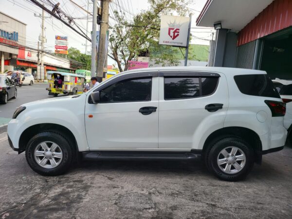 2017 Isuzu MU-X 2.5 LS M/T - Image 4