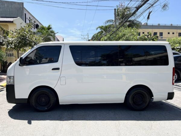 2018 Toyota Hiace 3.0 Commuter M/T - Image 3