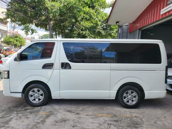 2015 Toyota Hiace 2.5 Commuter Captain Seats M/T - Image 4