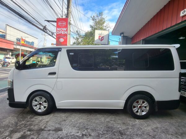 2017 Toyota Hiace 3.0 Commuter M/T - Image 3