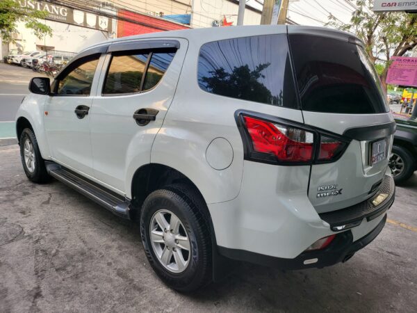 2017 Isuzu MU-X 2.5 LS M/T - Image 5