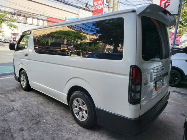 2017 Toyota Hiace 3.0 Commuter M/T - Image 4