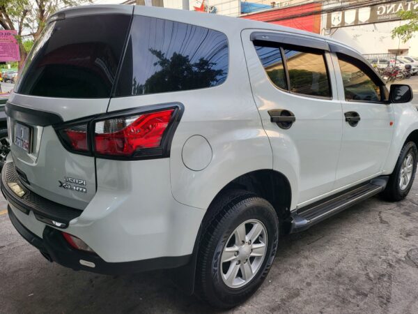 2017 Isuzu MU-X 2.5 LS M/T - Image 7