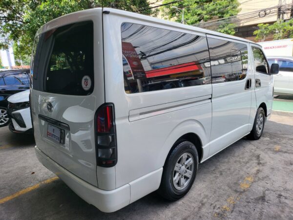 2015 Toyota Hiace 2.5 Commuter Captain Seats M/T - Image 7