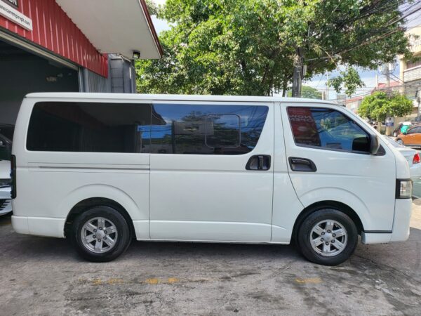 2015 Toyota Hiace 2.5 Commuter Captain Seats M/T - Image 8