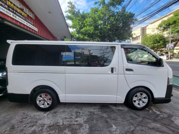 2017 Toyota Hiace 3.0 Commuter M/T - Image 7