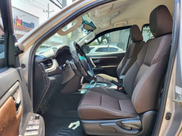 2020 Toyota Fortuner 2.7 G Gas 30K KM A/T - Image 10