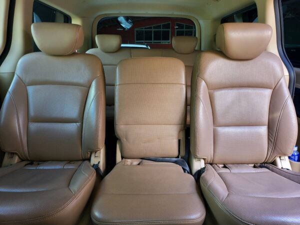 2020 Hyundai Grand Starex 2.5 Gold A/T - Image 12