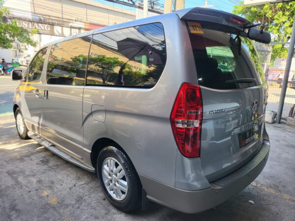 2020 Hyundai Grand Starex 2.5 Gold A/T - Image 4