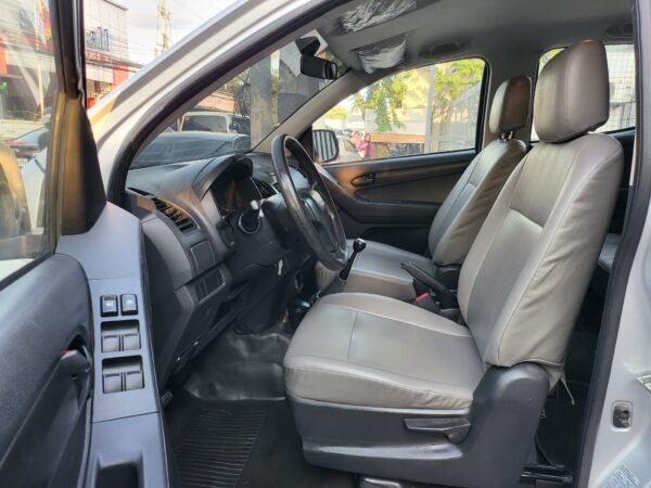 2017 Isuzu Dmax 2017 LT M/T - Image 10