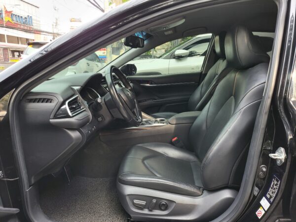 2019 Toyota Camry 2.5 V 30K KM Lexux Look A/T - Image 10