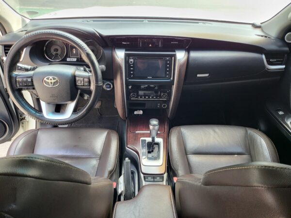 2016 Toyota Fortuner 2.4 V A/T - Image 9