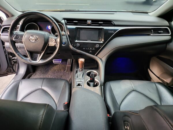 2019 Toyota Camry 2.5 V 30K KM Lexux Look A/T - Image 11