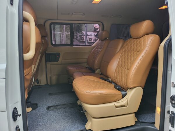 2019 Hyundai Grand Starex  2.5 VGT 30K KM A/T - Image 12