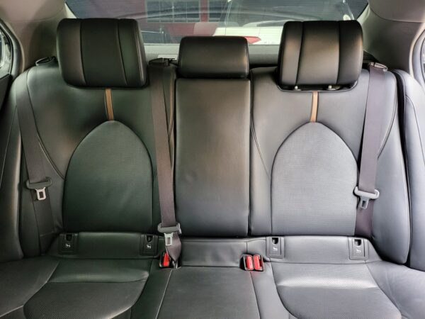 2019 Toyota Camry 2.5 V 30K KM Lexux Look A/T - Image 13
