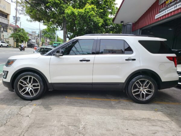 2017 Ford Explorer 3.5 S W/Sunroof 4x4 A/T - Image 3