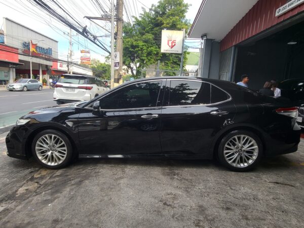2019 Toyota Camry 2.5 V 30K KM Lexux Look A/T - Image 3