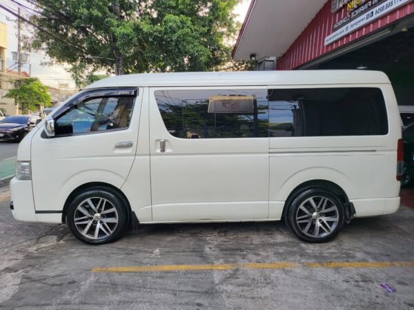 2016 Toyota Hiace Super Grandia 2.5 A/T - Image 3
