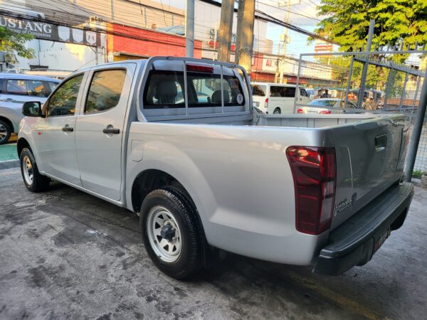 2017 Isuzu Dmax 2017 LT M/T - Image 4