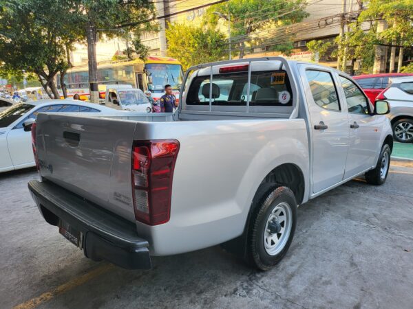 2017 Isuzu Dmax 2017 LT M/T - Image 6