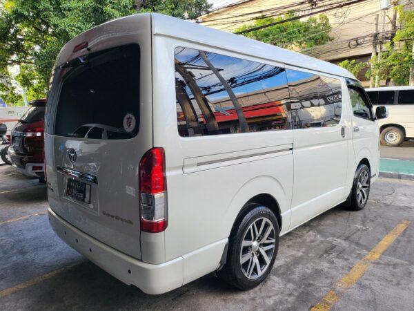 2016 Toyota Hiace Super Grandia 2.5 A/T - Image 6