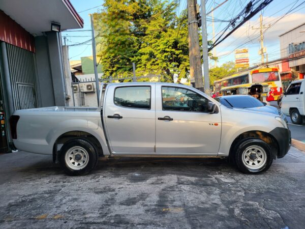 2017 Isuzu Dmax 2017 LT M/T - Image 7