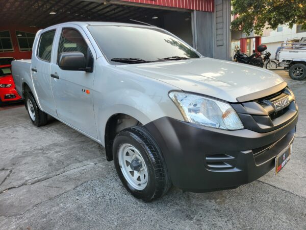 2017 Isuzu Dmax 2017 LT M/T - Image 8
