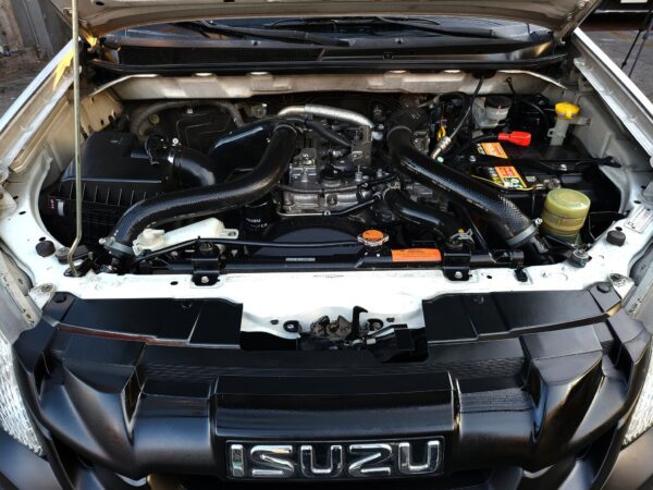 2017 Isuzu Dmax 2017 LT M/T - Image 9