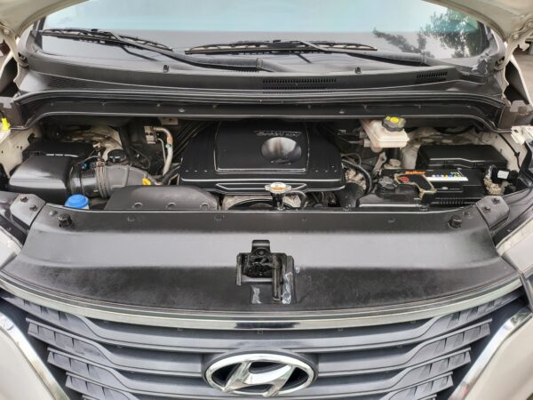2019 Hyundai Grand Starex  2.5 VGT 30K KM A/T - Image 9