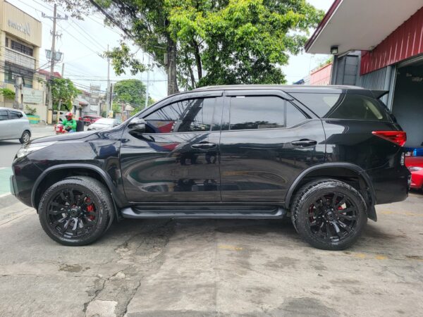 2020 Toyota Fortuner 2.4 G Diesel 20K KM A/T - Image 3
