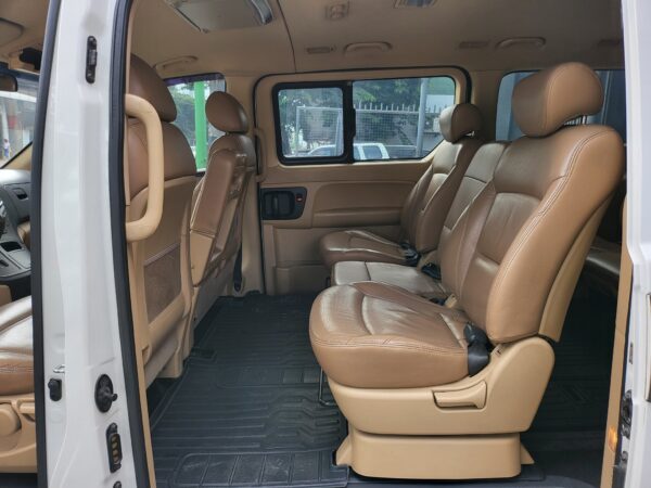 2020 Hyundai Grand Starex 2.5 Gold A/T - Image 13