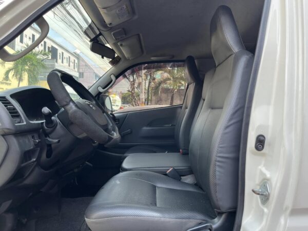 Toyota Hiace 2021 Commuter 3.0 M/T - Image 10