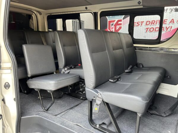Toyota Hiace 2021 Commuter 3.0 M/T - Image 12