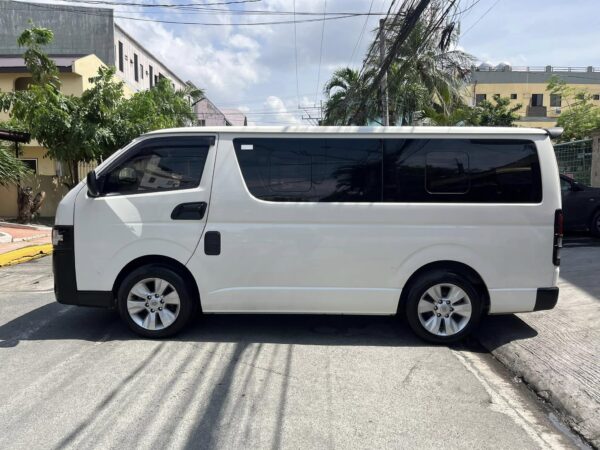 Toyota Hiace 2021 Commuter 3.0 M/T - Image 3
