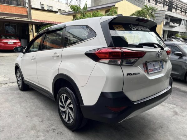 2021 Toyota Rush 1.5 E 7 Seaters M/T - Image 4