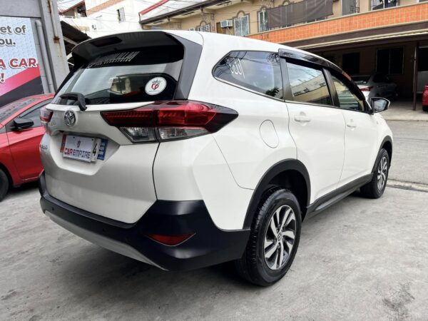 2021 Toyota Rush 1.5 E 7 Seaters M/T - Image 6