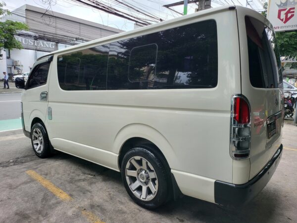 2017 Toyota Hiace 3.0 Commuter M/T - Image 4