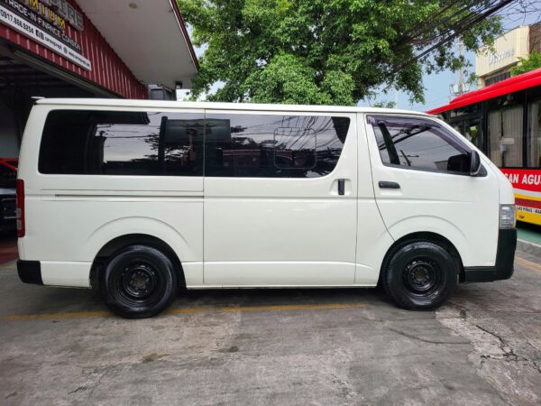 2021 Toyota Hiace Commuter 3.0 M/T - Image 7