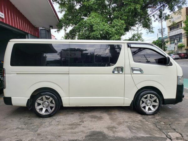 2017 Toyota Hiace 3.0 Commuter M/T - Image 7