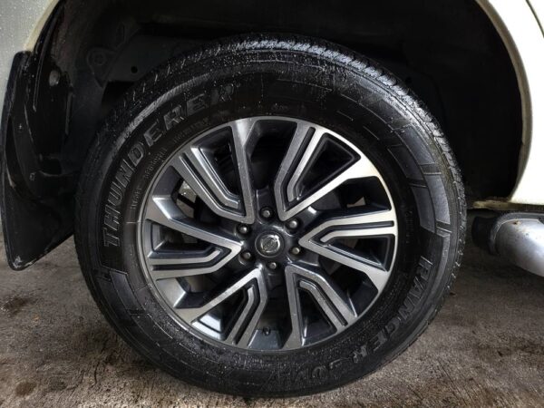 2019 Nissan Terra 2.5 VE A/T - Image 15