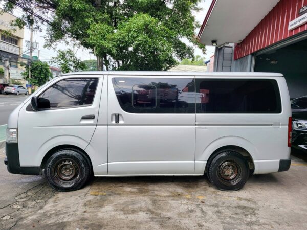 2022 Toyota Hiace Commuter 3.0 M/T - Image 3