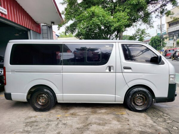 2022 Toyota Hiace Commuter 3.0 M/T - Image 7