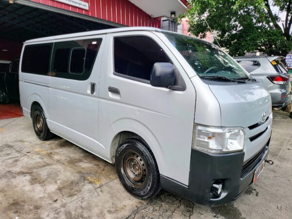 2022 Toyota Hiace Commuter 3.0 M/T - Image 8